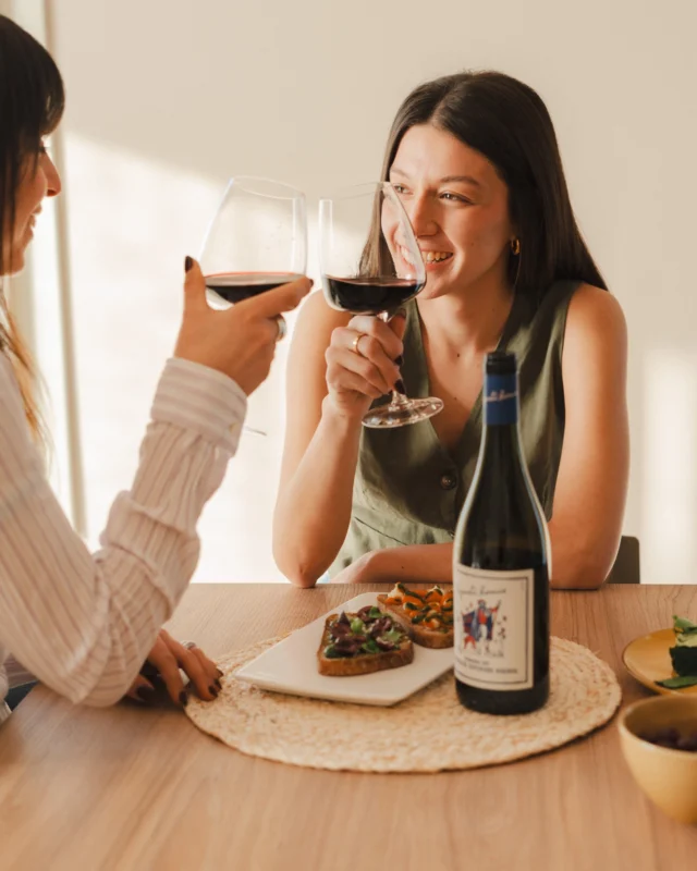 "Dopo il lavoro non prendere impegni: io, te e un aperitivo con il Sangiovese che piace a noi."